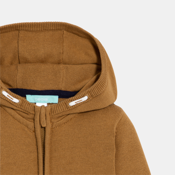 سترة تريكو محبوكة بغطاء رأس باللون البني للأولاد الصغار